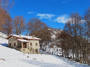 28 Rifugio Monte Zucco (1150 m) con vista sul Monte Zucco